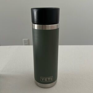 Yeti 18oz Bottle - Camp Green w/ Hot Shot Lid